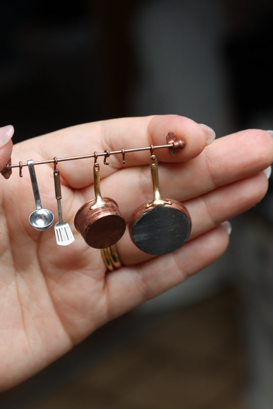 Stange mit Topf und Pfanne